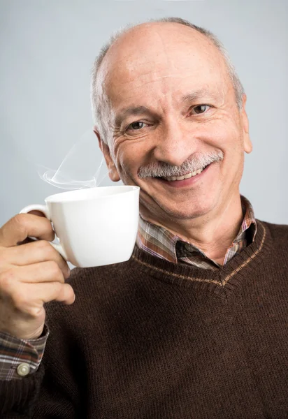 Senior homem bebendo xícara de café — Fotografia de Stock