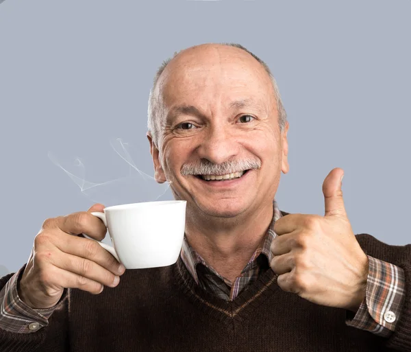 Senior man kopje koffie te drinken — Stockfoto