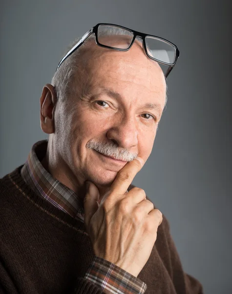 Ritratto di un uomo anziano sorridente — Foto Stock