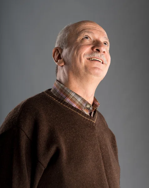 Senior smiling man looking up — Stock Photo, Image