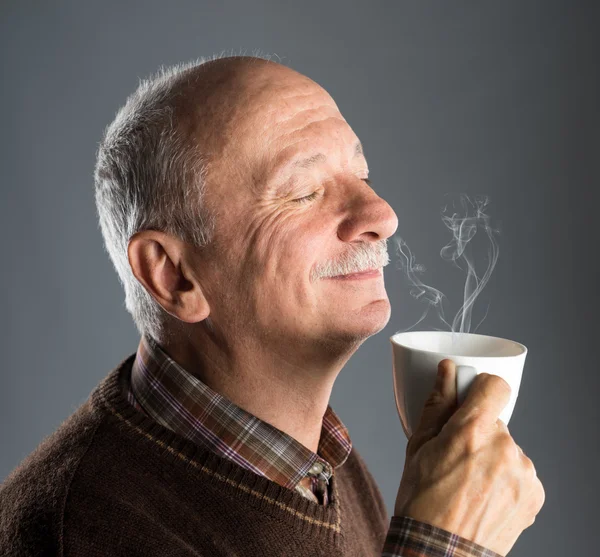 Hombre mayor bebiendo taza de café — Foto de Stock