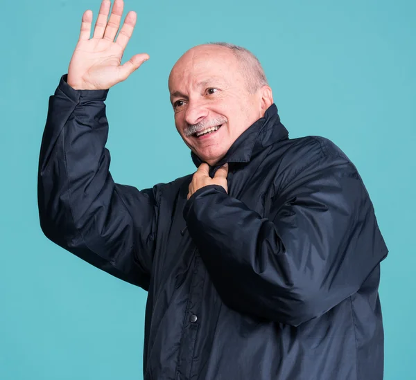 Homme âgé saluant quelqu'un — Photo