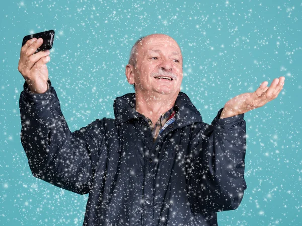 Homme âgé prenant Selfie — Photo
