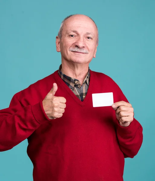 Starší muž s kreditní kartou — Stock fotografie