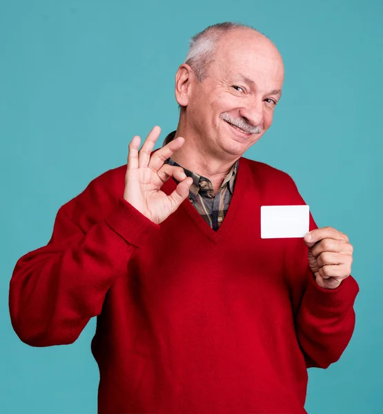 Homem idoso com cartão de crédito — Fotografia de Stock
