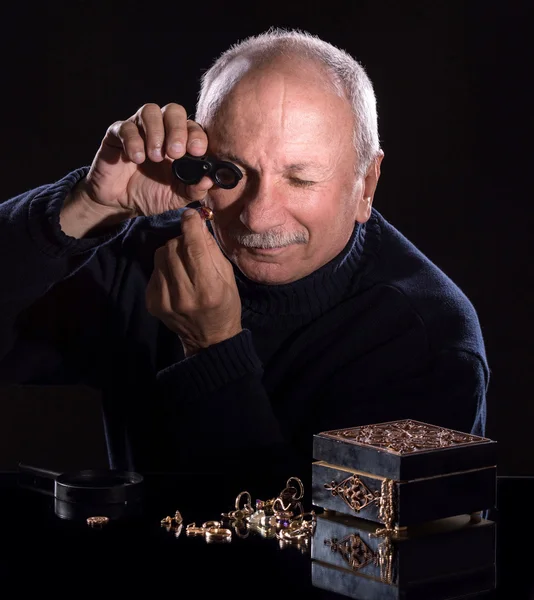 Senior juwelier kijken naar sieraden — Stockfoto