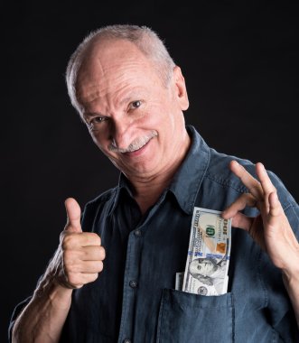 Mutlu yaşlı adam gösteren dolar
