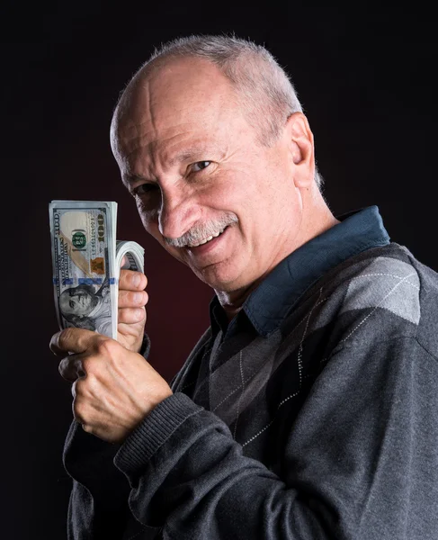 Homem idoso feliz mostrando dólares — Fotografia de Stock