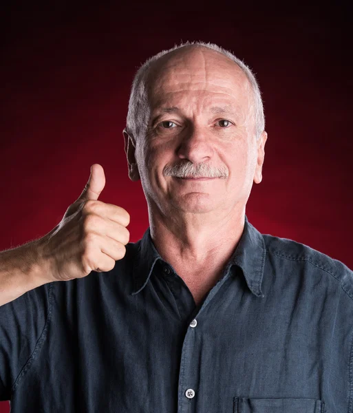 Retrato de un hombre mayor mostrando un signo aceptable — Foto de Stock