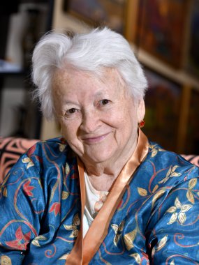 Gülümseyen yaşlı kadın