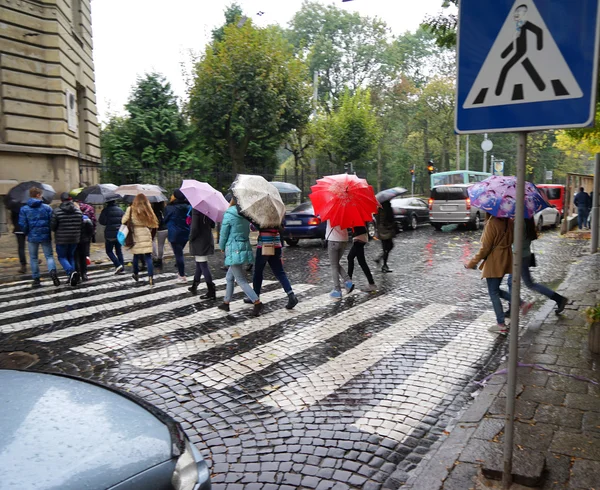 Pessoas atravessando a rua na travessia da zebra — Fotografia de Stock