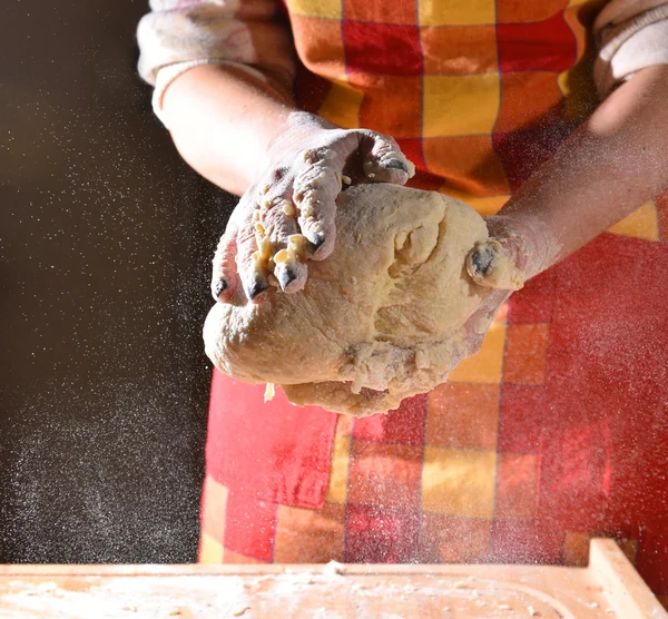 Mujer amasando masa — Foto de Stock