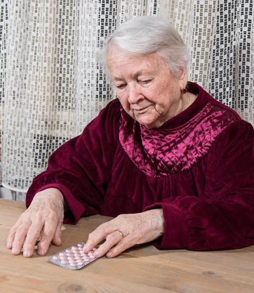 Stará žena bude brát léky — Stock fotografie