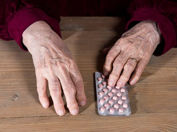 Old woman going to take the medicine — Stock Photo, Image