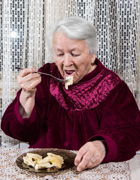 집에서 먹는 늙은 여자 — 스톡 사진