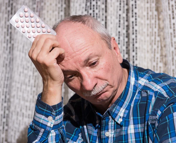 Älterer Mann will Tablette nehmen — Stockfoto