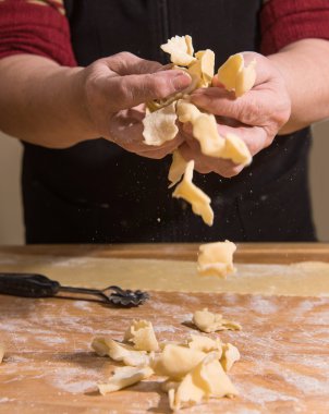 ev yapımı makarna yapma kadın