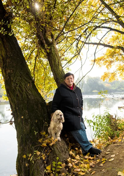 Senior mujer con un perro — Foto de Stock