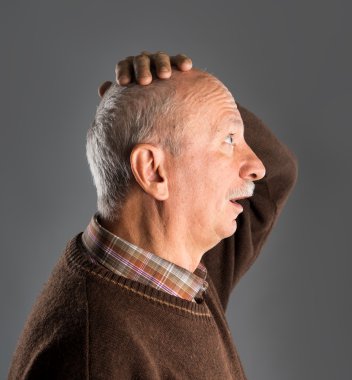 şaşırmış kıdemli adam