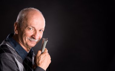 Mutlu yaşlı adam gösteren dolar