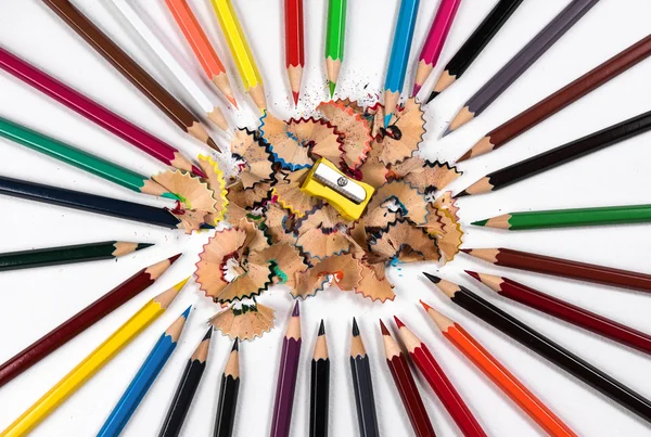 Buntstifte, Bleistiftspäne und Bleistiftspitzer — Stockfoto