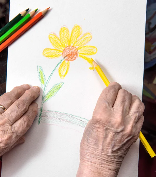 Женщина рисует цветок — стоковое фото