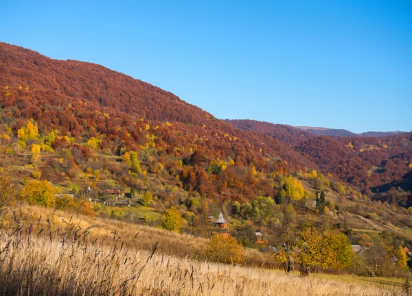 Herbstlandschaft in den Karpaten — Stockfoto