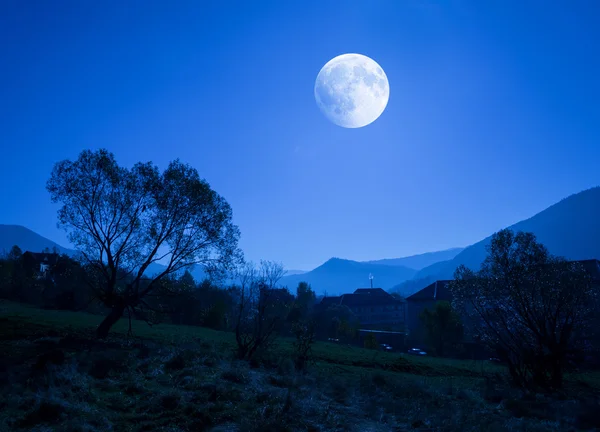 Karpat Dağları ay ışığında üzerinde otel — Stok fotoğraf