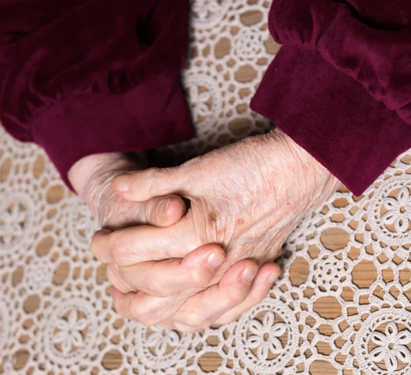 Las manos de una anciana — Foto de Stock