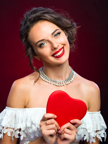 Schönheit junges Mädchen mit Valentinsherz — Stockfoto