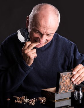 Büyüteç ile üst düzey kuyumcu 