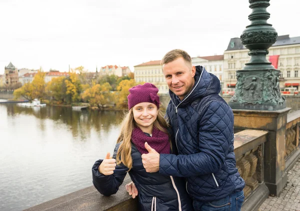 Feliz padre y niña mostrando signo ok — Foto de Stock