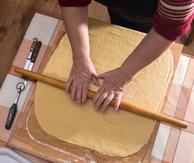 Hamur bir tablo üzerinde çalışırken kadın