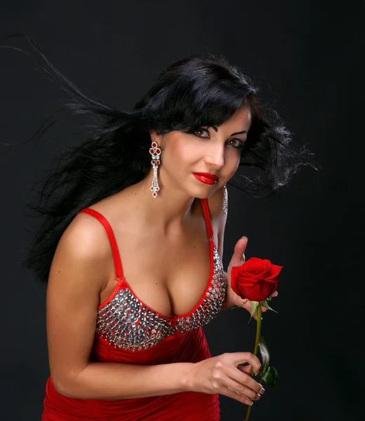 Bela jovem mulher com rosa vermelha — Fotografia de Stock