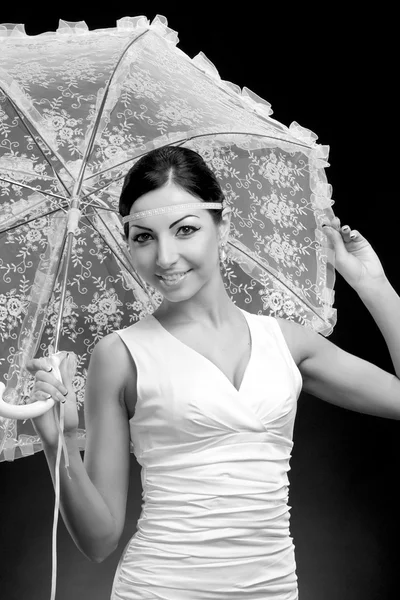 Mujer joven en vestido blanco con paraguas blanco — Foto de Stock