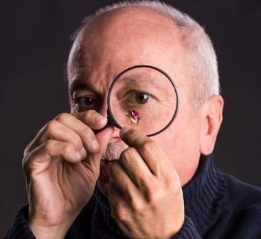 Büyüteç ile üst düzey kuyumcu