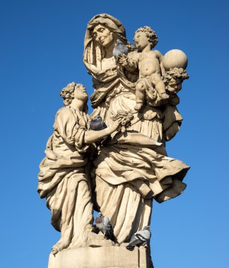 St Anne eski Barok heykelin üzerine Charles Köprüsü