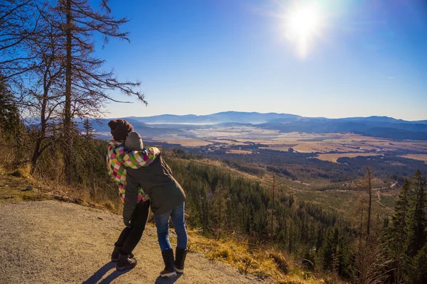 Dois amigos apreciam a vista panorâmica — Fotografia de Stock