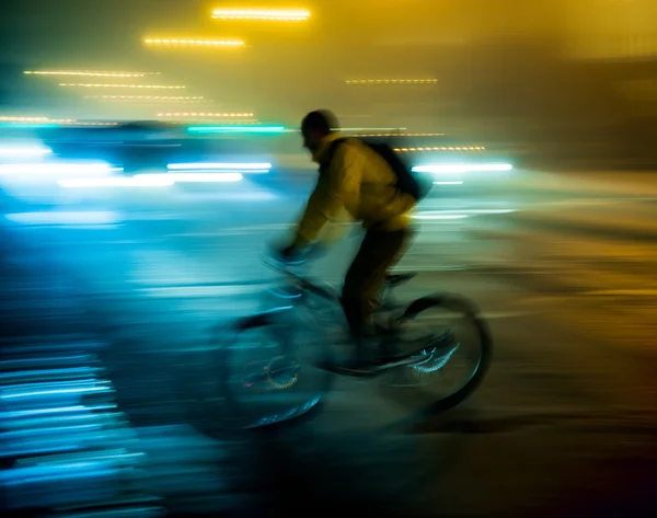 Ποδηλάτης στο οδόστρωμα πόλη — Φωτογραφία Αρχείου