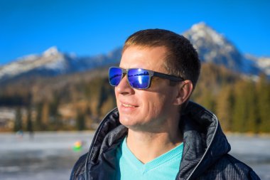 Sunglasse yakışıklı genç adam