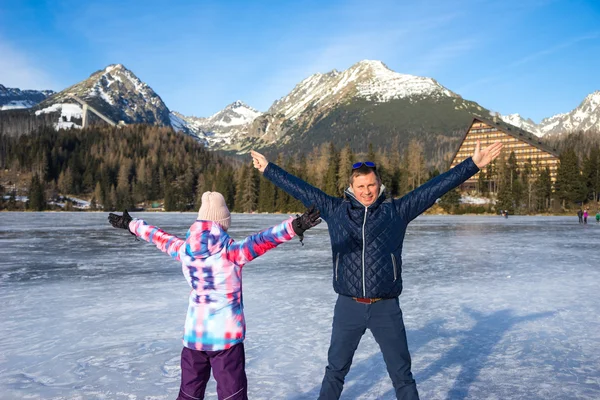 Baba ile kızı kış tatil keyfi — Stok fotoğraf