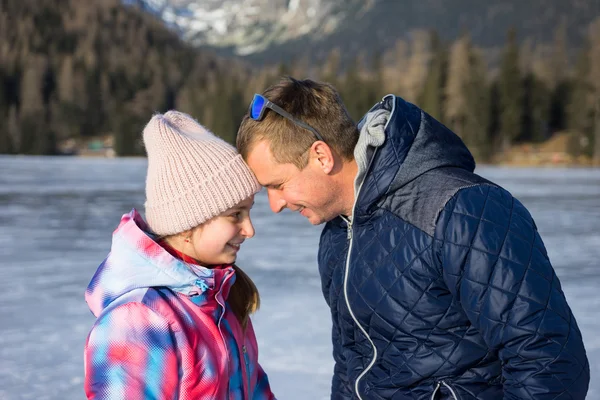 Far med datter som nyter vinterferier – stockfoto
