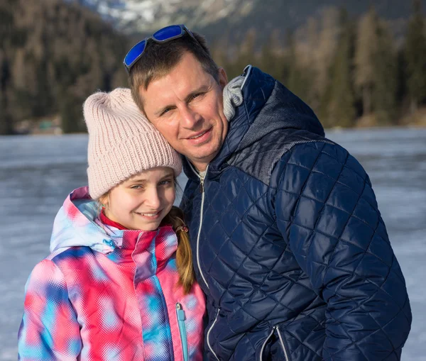 Pai com filha desfrutando de férias de inverno — Fotografia de Stock