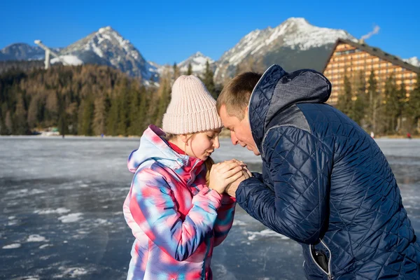 Vader en dochter genietend van winter vakanties — Stockfoto
