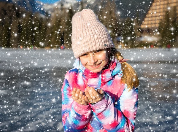 Menina feliz em roupas de inverno desfrutando de férias de inverno — Fotografia de Stock