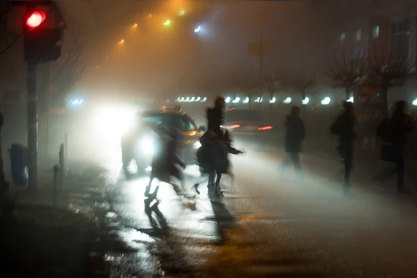 Rušná ulice lidí na přechod pro chodce v noci — Stock fotografie