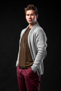 Hırka gülümseyen yakışıklı adam