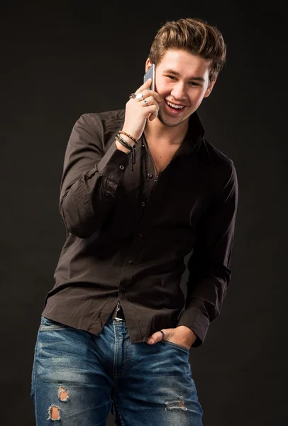 Bel homme souriant avec smartphone — Photo