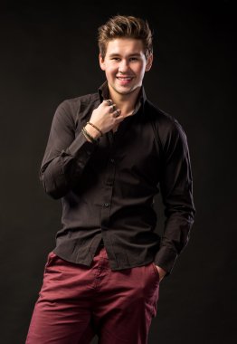 gülümseyen yakışıklı adam