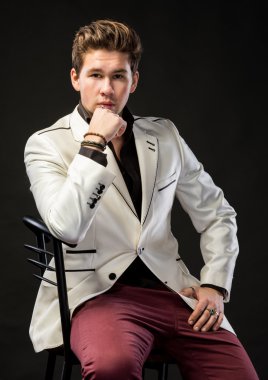 gülümseyen yakışıklı adam